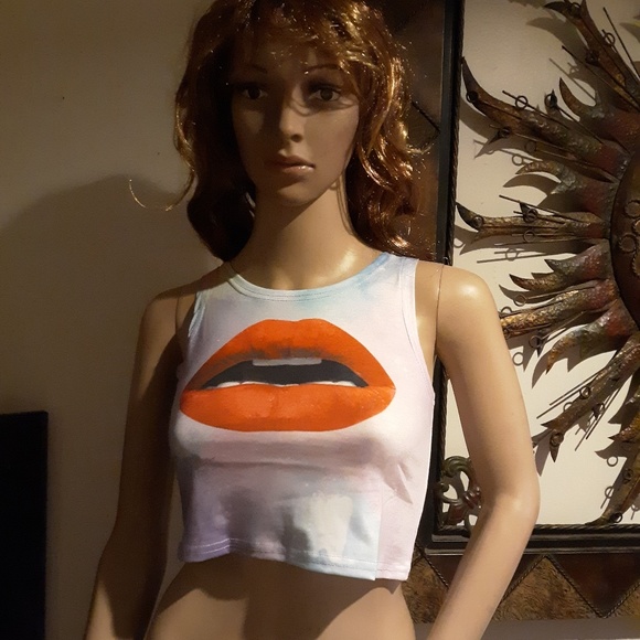 🎉NWOT! Pink Star Dust Lip Print Crop Top Sz S🎉 - Picture 2 of 8